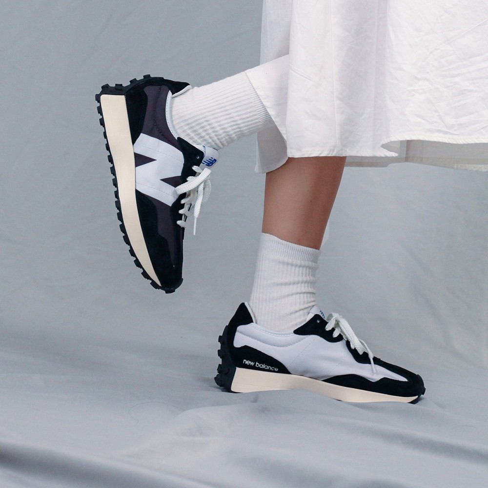 327 Lab Black White